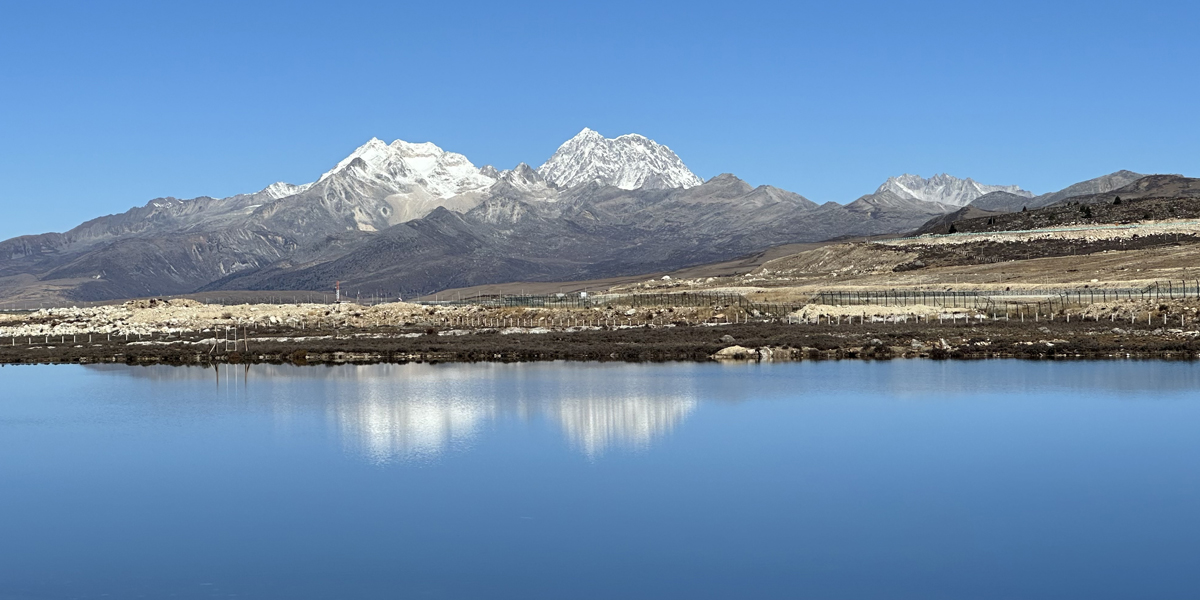 From the city of Kangding, you can see the top of the Yala Snow Mountain.